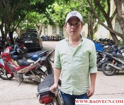 nam thanh nien lua bao ve mang xe di cam